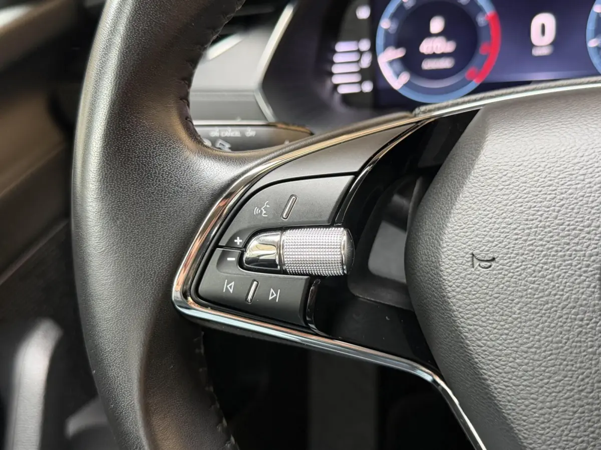 1.0 TSI Ambition Apple CarPlay/Android Auto | Cruise & climate control | LED verlichting | Keyless start | Navigatiesysteem | Parkeersensoren achter | Trekhaak