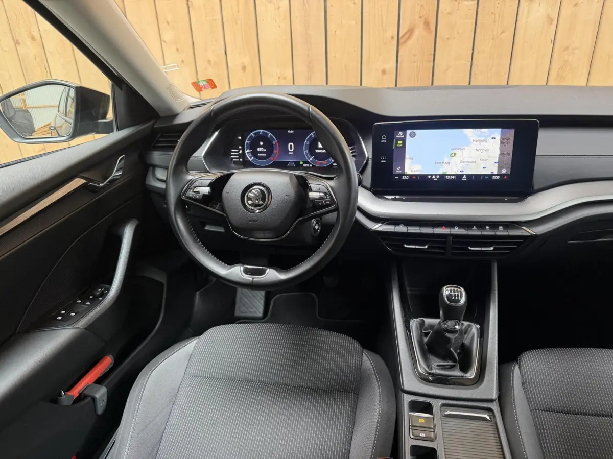 1.0 TSI Ambition Apple CarPlay/Android Auto | Cruise & climate control | LED verlichting | Keyless start | Navigatiesysteem | Parkeersensoren achter | Trekhaak