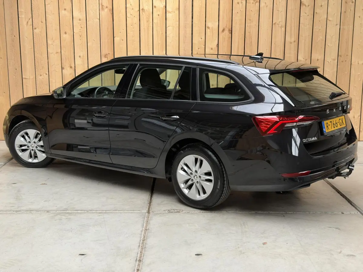 1.0 TSI Ambition Apple CarPlay/Android Auto | Cruise & climate control | LED verlichting | Keyless start | Navigatiesysteem | Parkeersensoren achter | Trekhaak
