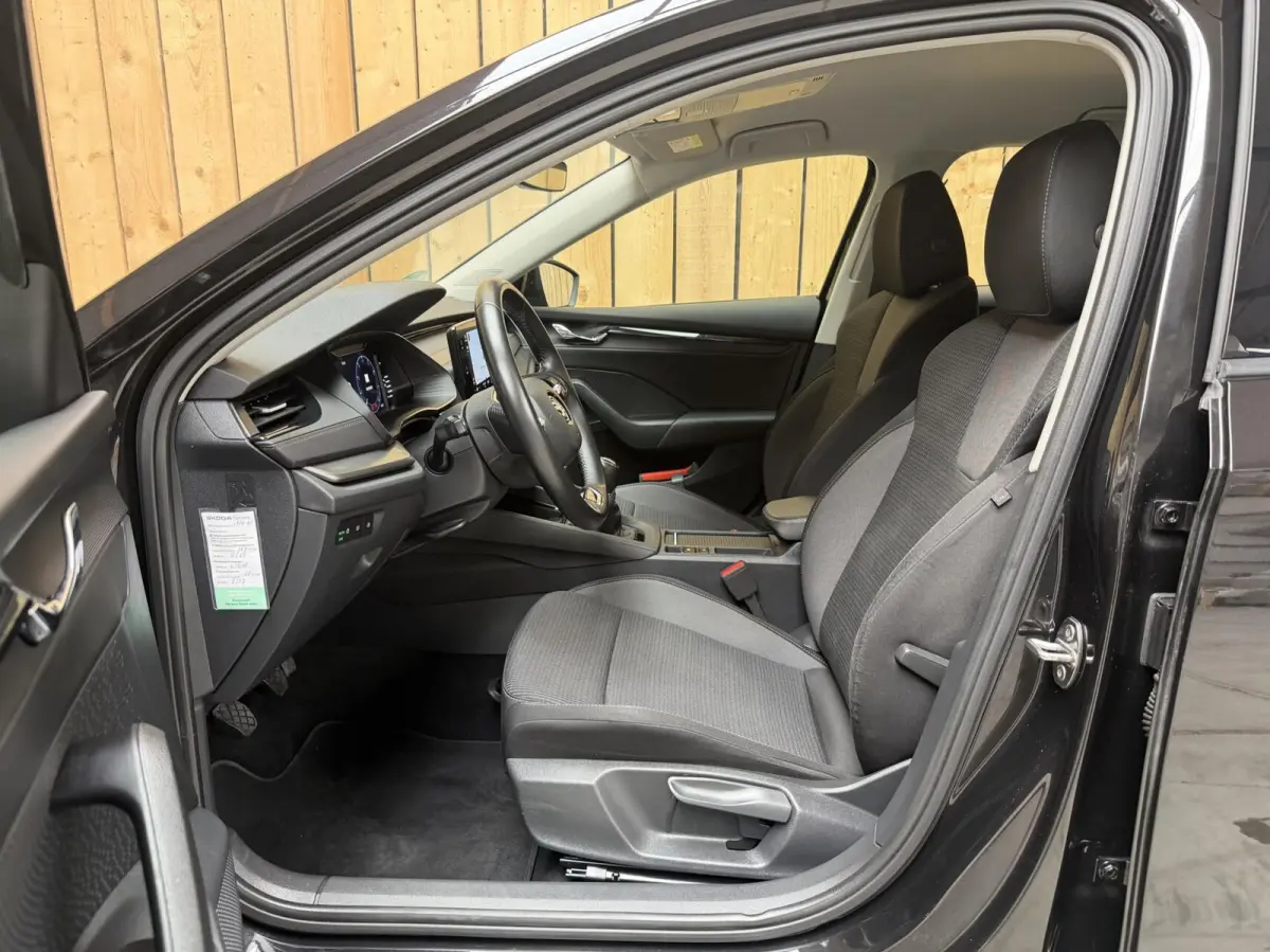 1.0 TSI Ambition Apple CarPlay/Android Auto | Cruise & climate control | LED verlichting | Keyless start | Navigatiesysteem | Parkeersensoren achter | Trekhaak
