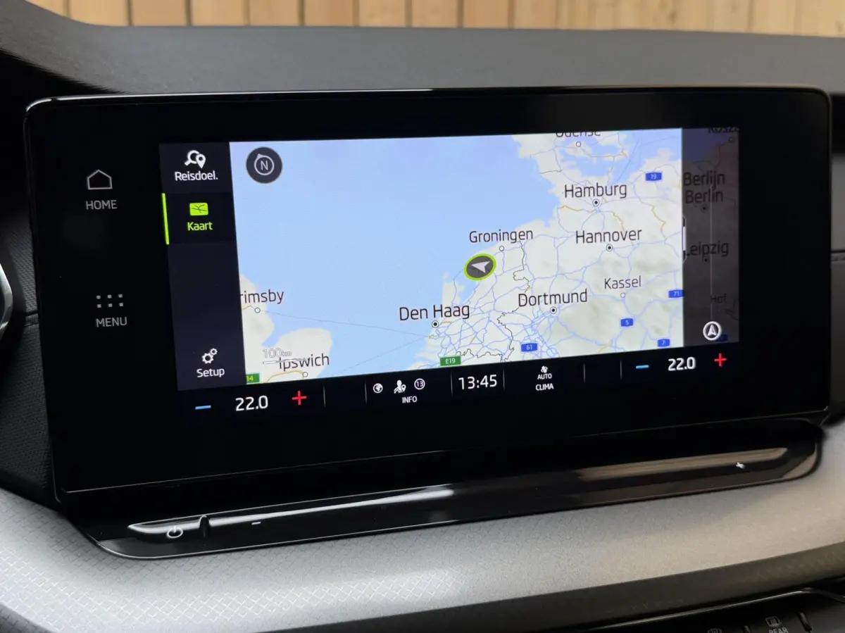 1.0 TSI Ambition Apple CarPlay/Android Auto | Cruise & climate control | LED verlichting | Keyless start | Navigatiesysteem | Parkeersensoren achter | Trekhaak