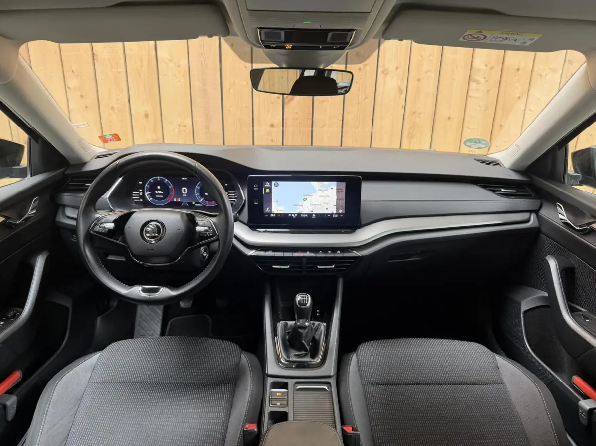 1.0 TSI Ambition Apple CarPlay/Android Auto | Cruise & climate control | LED verlichting | Keyless start | Navigatiesysteem | Parkeersensoren achter | Trekhaak
