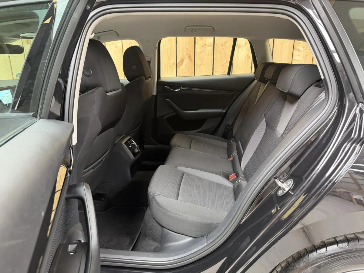 1.0 TSI Ambition Apple CarPlay/Android Auto | Cruise & climate control | LED verlichting | Keyless start | Navigatiesysteem | Parkeersensoren achter | Trekhaak