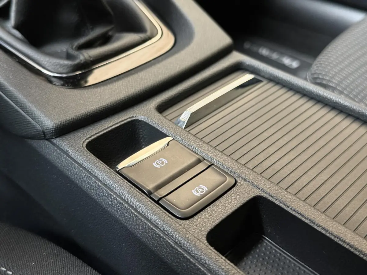 1.0 TSI Ambition Apple CarPlay/Android Auto | Cruise & climate control | LED verlichting | Keyless start | Navigatiesysteem | Parkeersensoren achter | Trekhaak