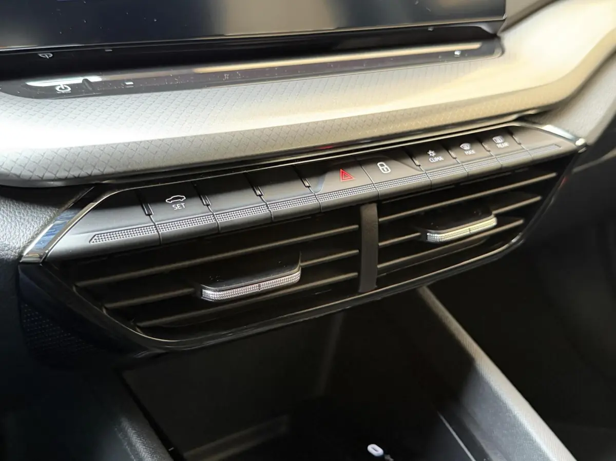 1.0 TSI Ambition Apple CarPlay/Android Auto | Cruise & climate control | LED verlichting | Keyless start | Navigatiesysteem | Parkeersensoren achter | Trekhaak