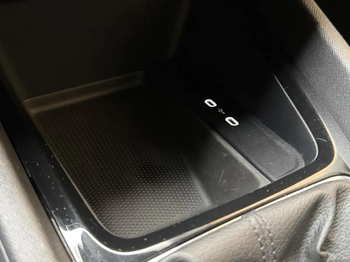 1.0 TSI Ambition Apple CarPlay/Android Auto | Cruise & climate control | LED verlichting | Keyless start | Navigatiesysteem | Parkeersensoren achter | Trekhaak