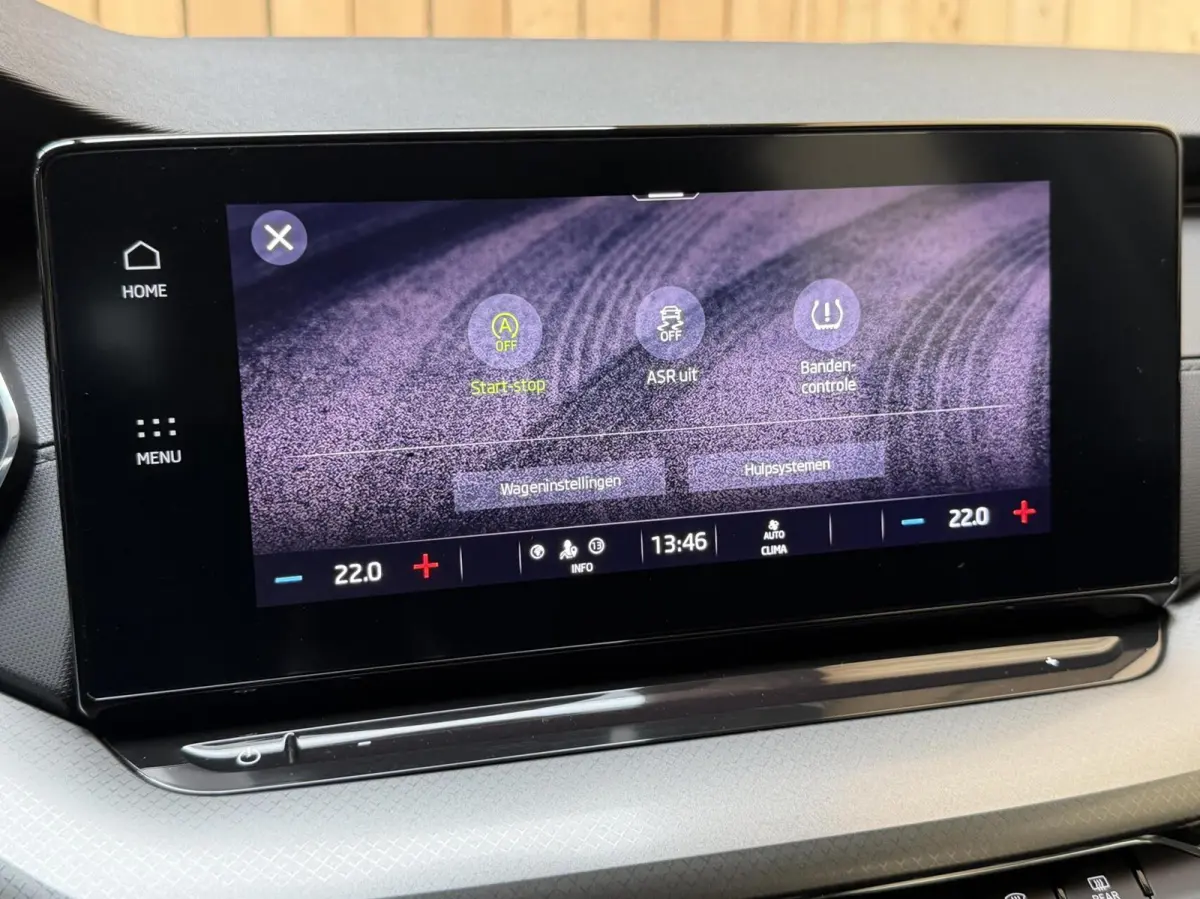 1.0 TSI Ambition Apple CarPlay/Android Auto | Cruise & climate control | LED verlichting | Keyless start | Navigatiesysteem | Parkeersensoren achter | Trekhaak