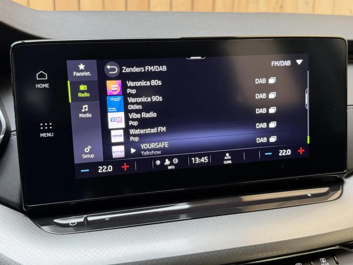 1.0 TSI Ambition Apple CarPlay/Android Auto | Cruise & climate control | LED verlichting | Keyless start | Navigatiesysteem | Parkeersensoren achter | Trekhaak