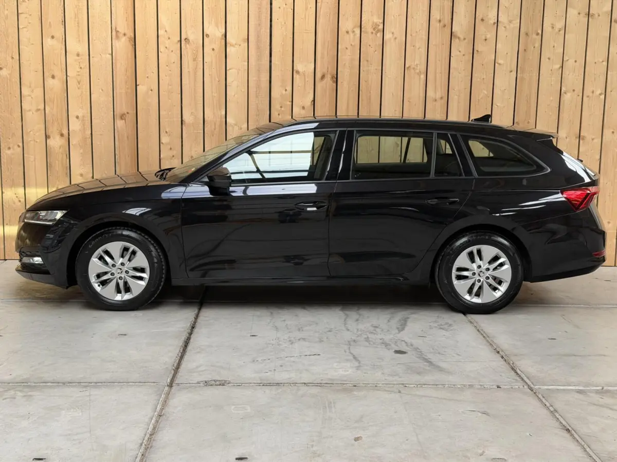 1.0 TSI Ambition Apple CarPlay/Android Auto | Cruise & climate control | LED verlichting | Keyless start | Navigatiesysteem | Parkeersensoren achter | Trekhaak