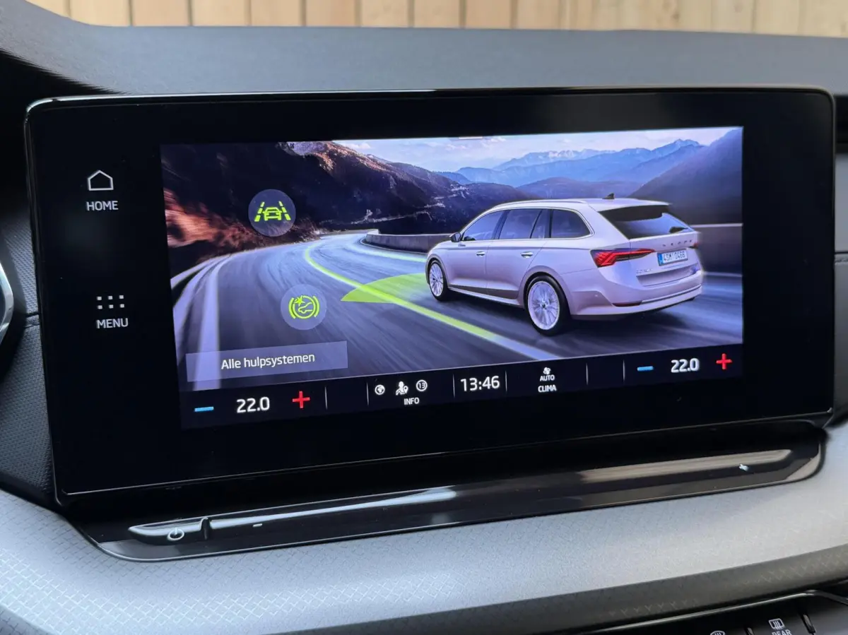 1.0 TSI Ambition Apple CarPlay/Android Auto | Cruise & climate control | LED verlichting | Keyless start | Navigatiesysteem | Parkeersensoren achter | Trekhaak