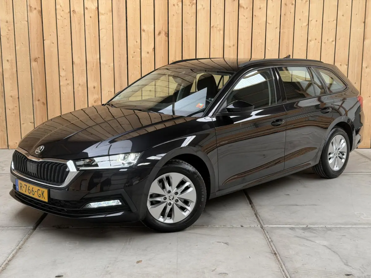 1.0 TSI Ambition Apple CarPlay/Android Auto | Cruise & climate control | LED verlichting | Keyless start | Navigatiesysteem | Parkeersensoren achter | Trekhaak