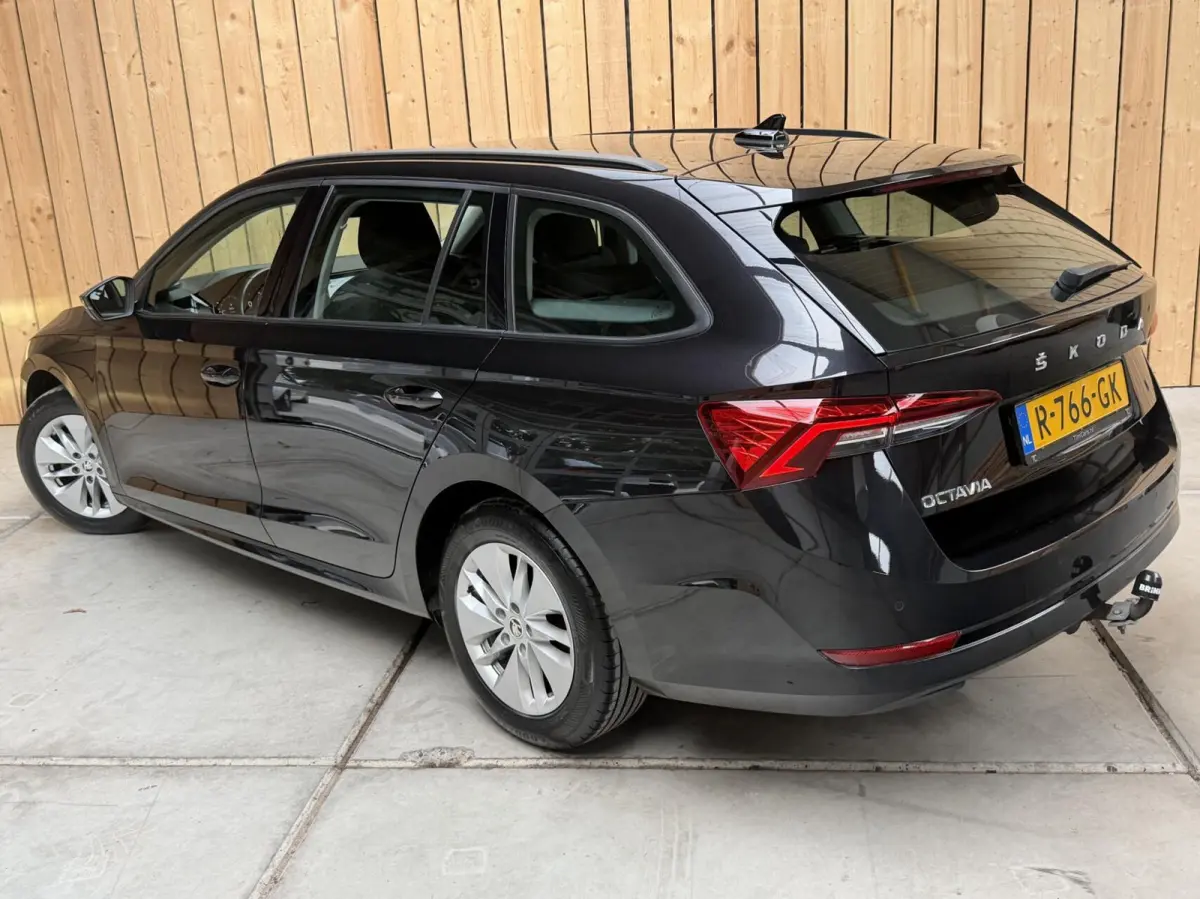 1.0 TSI Ambition Apple CarPlay/Android Auto | Cruise & climate control | LED verlichting | Keyless start | Navigatiesysteem | Parkeersensoren achter | Trekhaak