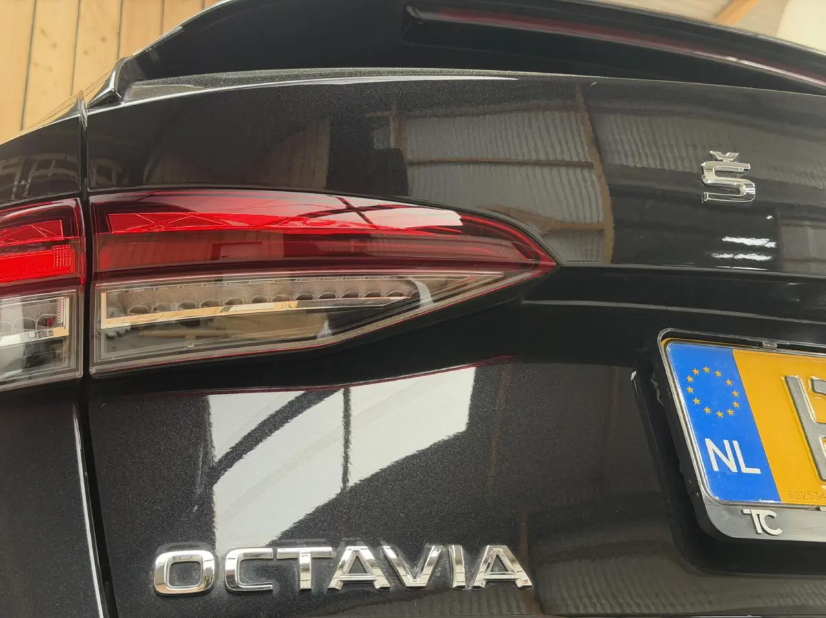 1.0 TSI Ambition Apple CarPlay/Android Auto | Cruise & climate control | LED verlichting | Keyless start | Navigatiesysteem | Parkeersensoren achter | Trekhaak