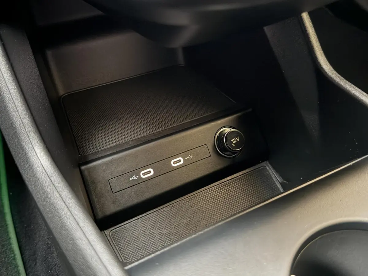 40 Launch edition Advanced Plus 77 kWh SoH 96,49% Achteruitrijcamera | Apple CarPlay/Android Auto | Adaptieve cruise control | Climate control | Getint glas | Leren bekleding | SONOS audio |