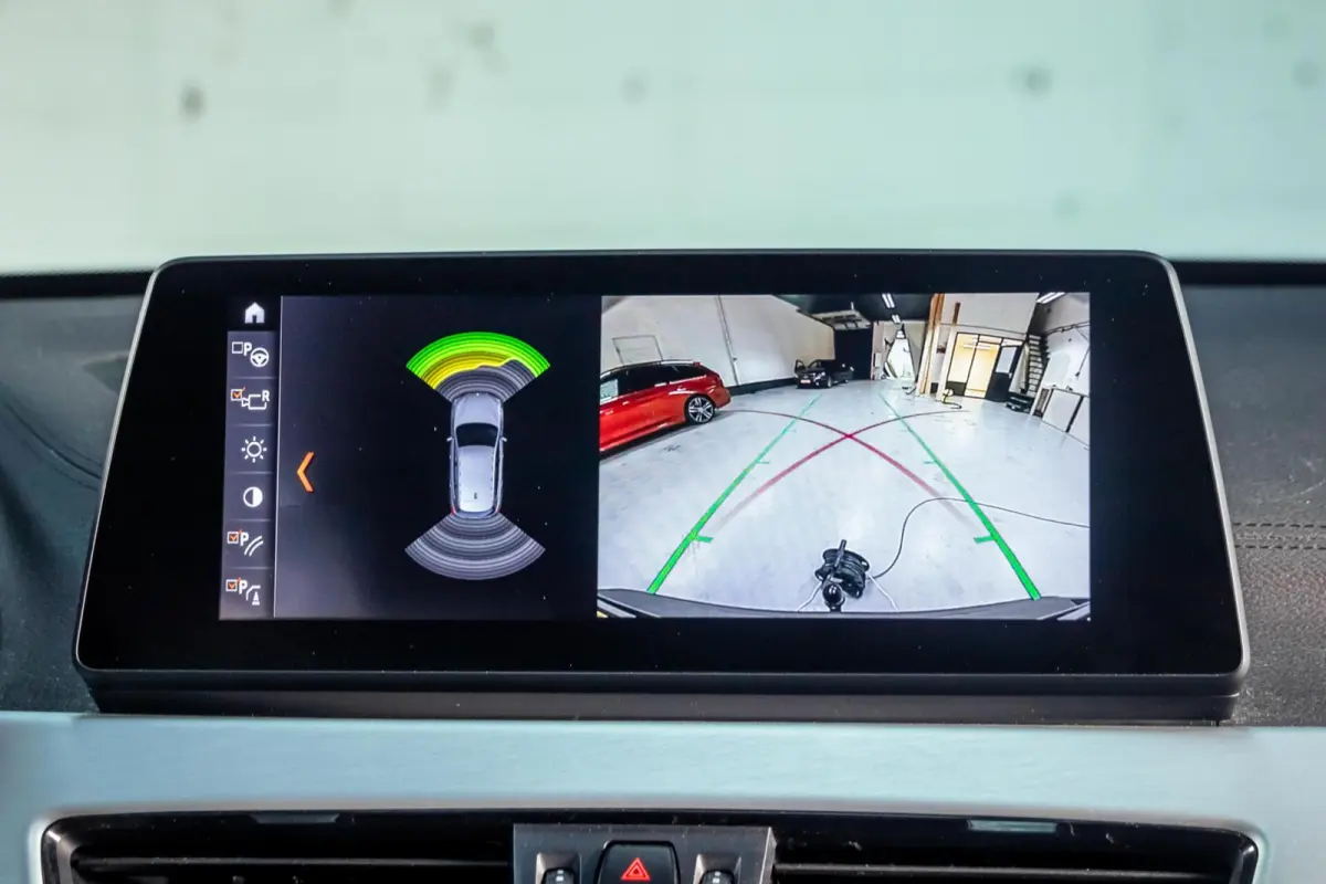 sDrive20i Xline|Pano|Trekhaak|HUD|Facelift|Camera|HiFi|LED|M-Stuur