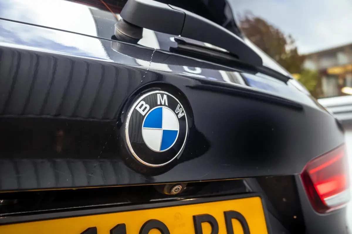 sDrive20i Xline|Pano|Trekhaak|HUD|Facelift|Camera|HiFi|LED|M-Stuur