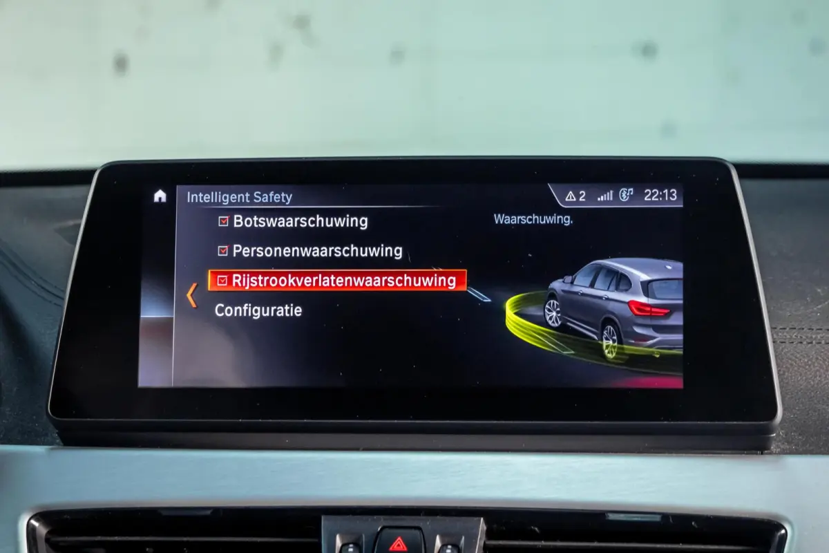 sDrive20i Xline|Pano|Trekhaak|HUD|Facelift|Camera|HiFi|LED|M-Stuur