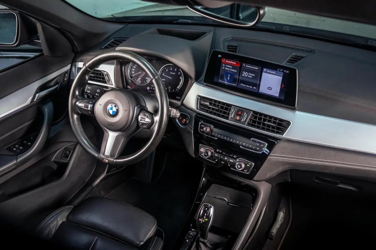 sDrive20i Xline|Pano|Trekhaak|HUD|Facelift|Camera|HiFi|LED|M-Stuur