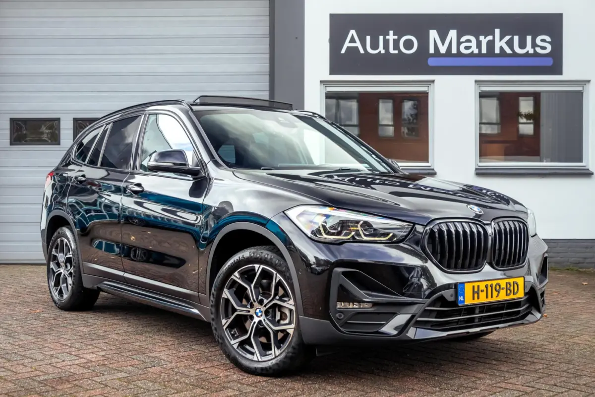sDrive20i Xline|Pano|Trekhaak|HUD|Facelift|Camera|HiFi|LED|M-Stuur