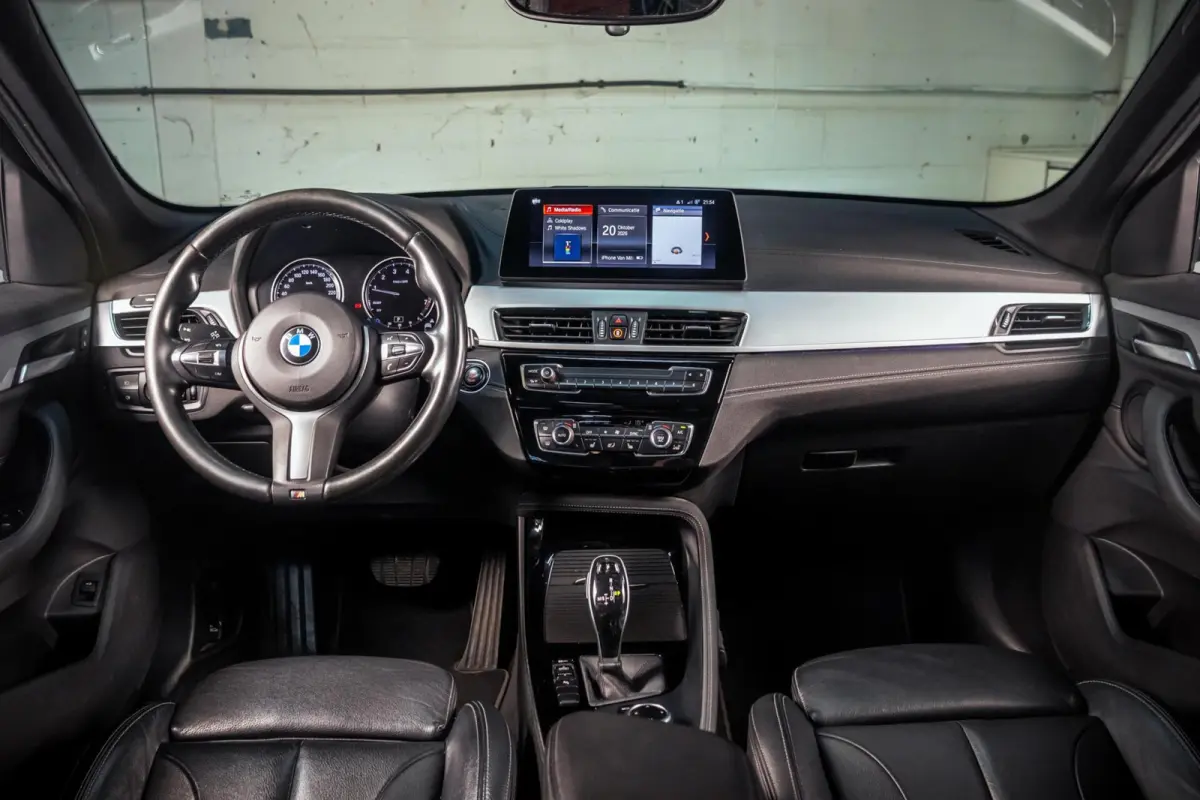sDrive20i Xline|Pano|Trekhaak|HUD|Facelift|Camera|HiFi|LED|M-Stuur