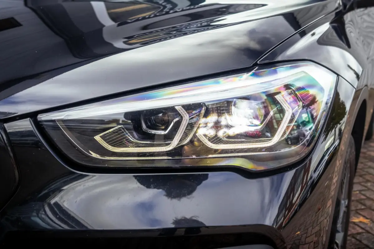 sDrive20i Xline|Pano|Trekhaak|HUD|Facelift|Camera|HiFi|LED|M-Stuur