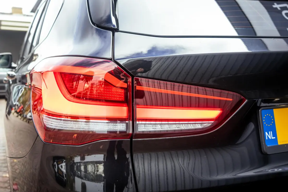 sDrive20i Xline|Pano|Trekhaak|HUD|Facelift|Camera|HiFi|LED|M-Stuur