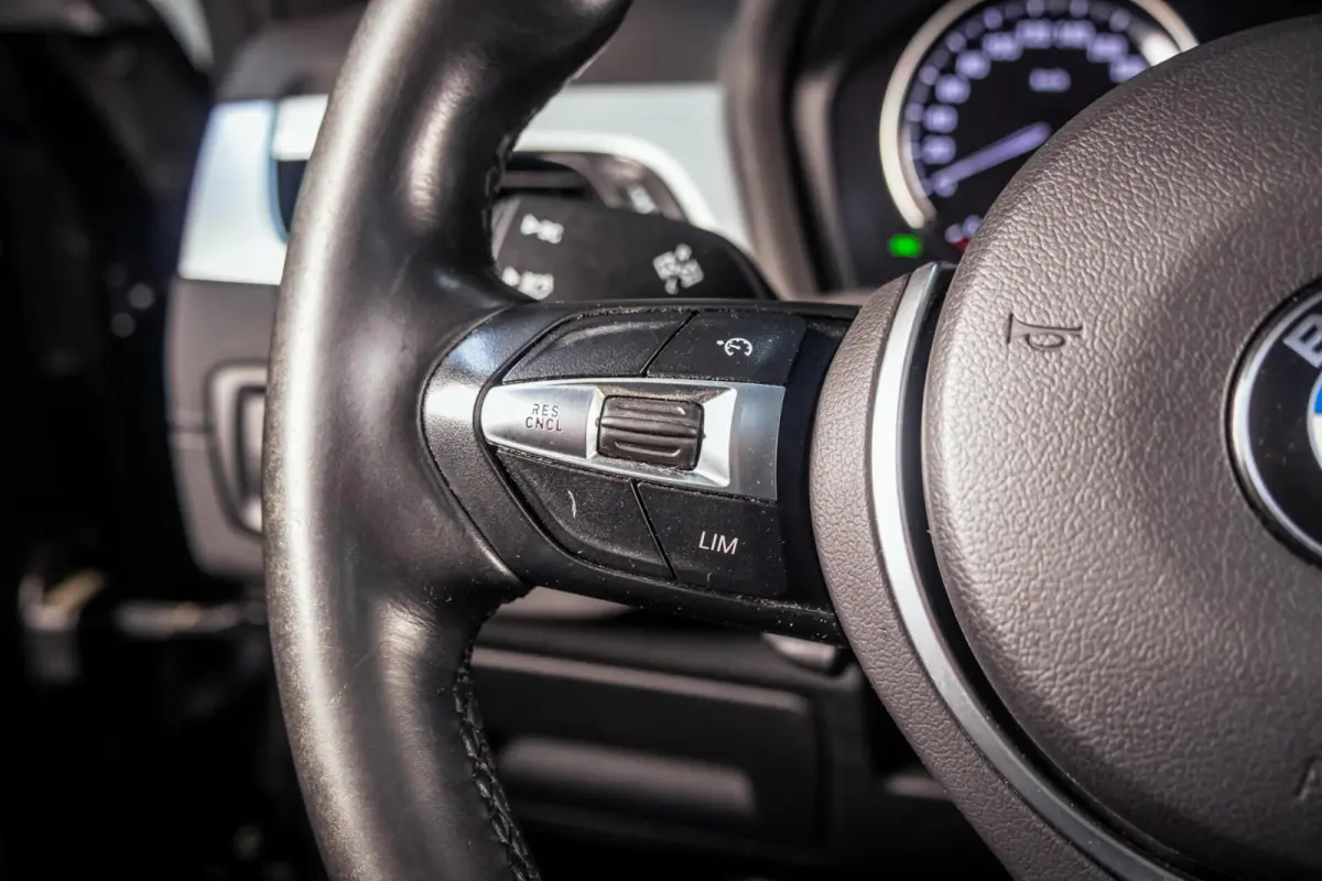 sDrive20i Xline|Pano|Trekhaak|HUD|Facelift|Camera|HiFi|LED|M-Stuur