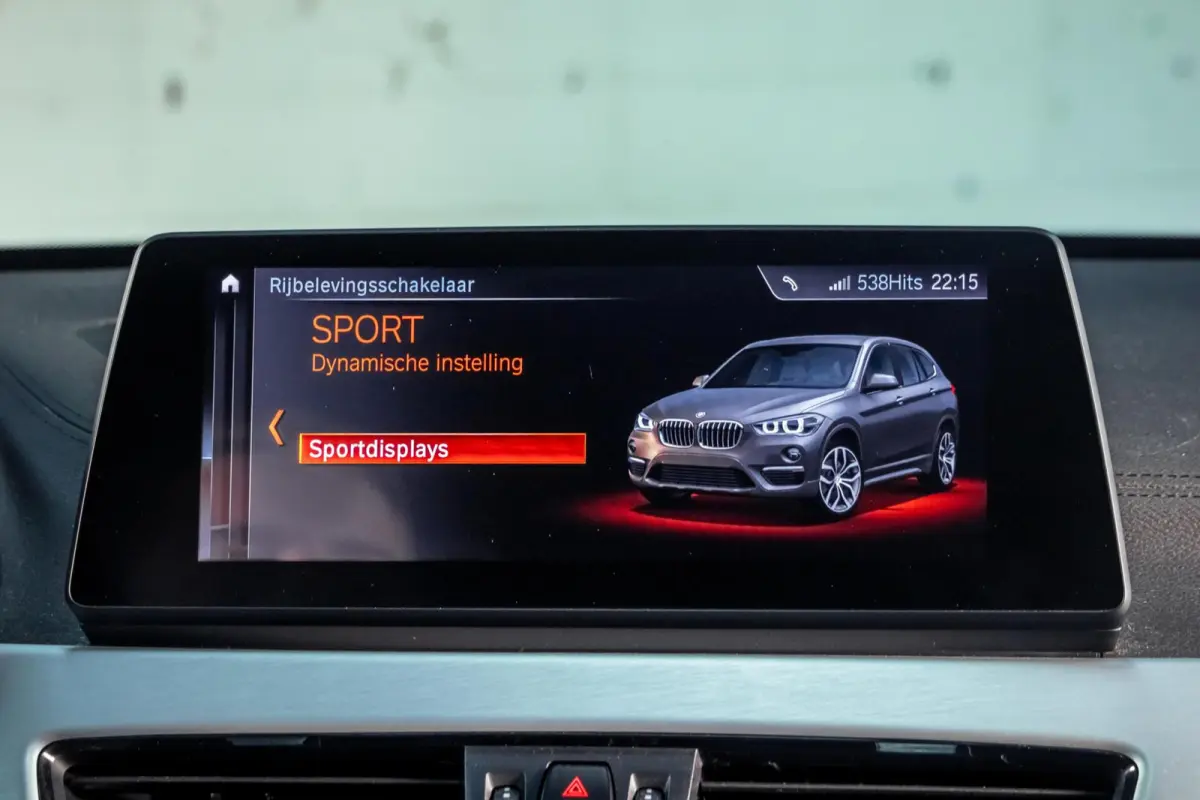 sDrive20i Xline|Pano|Trekhaak|HUD|Facelift|Camera|HiFi|LED|M-Stuur