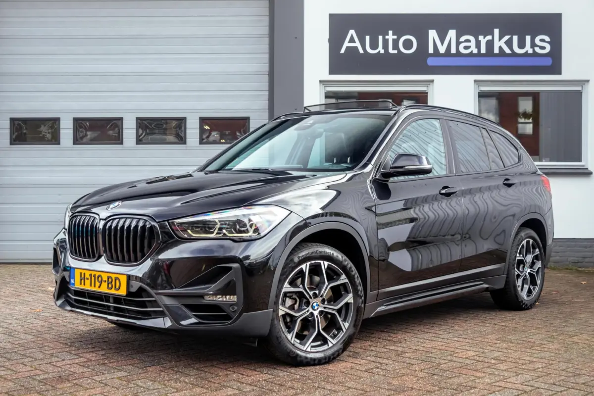 sDrive20i Xline|Pano|Trekhaak|HUD|Facelift|Camera|HiFi|LED|M-Stuur