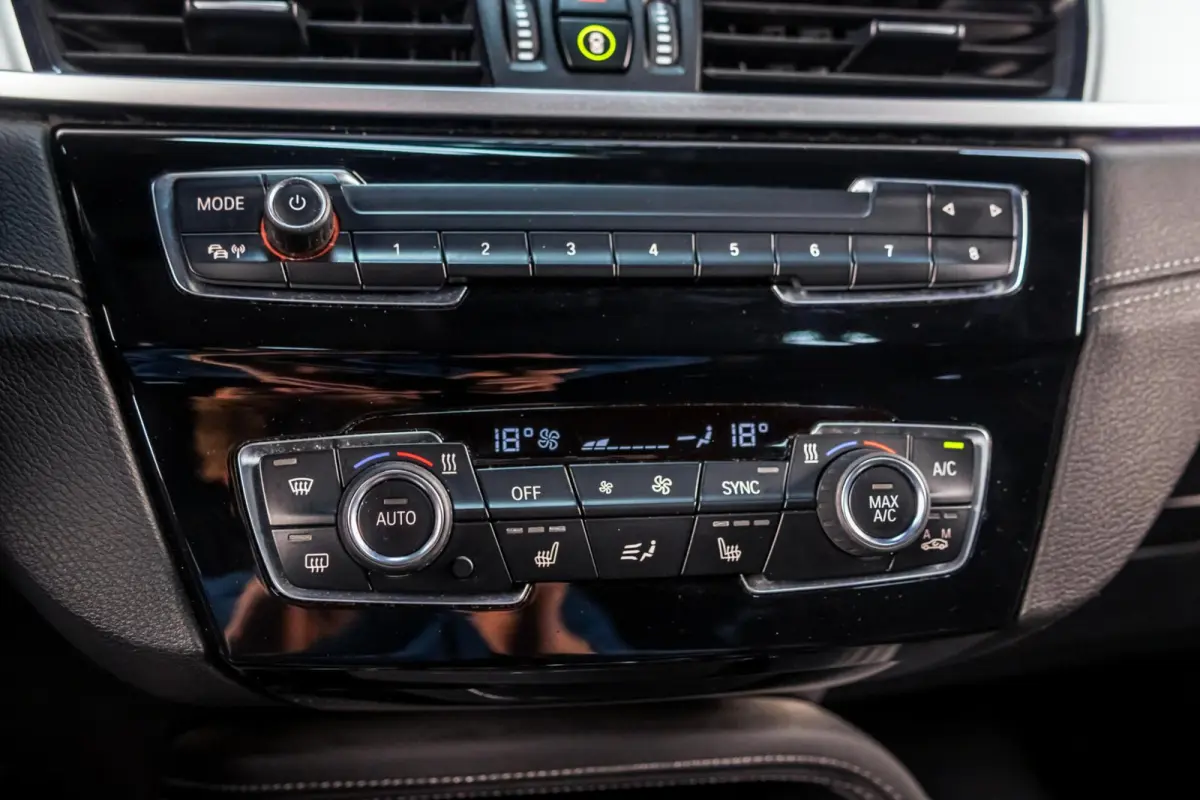 sDrive20i Xline|Pano|Trekhaak|HUD|Facelift|Camera|HiFi|LED|M-Stuur
