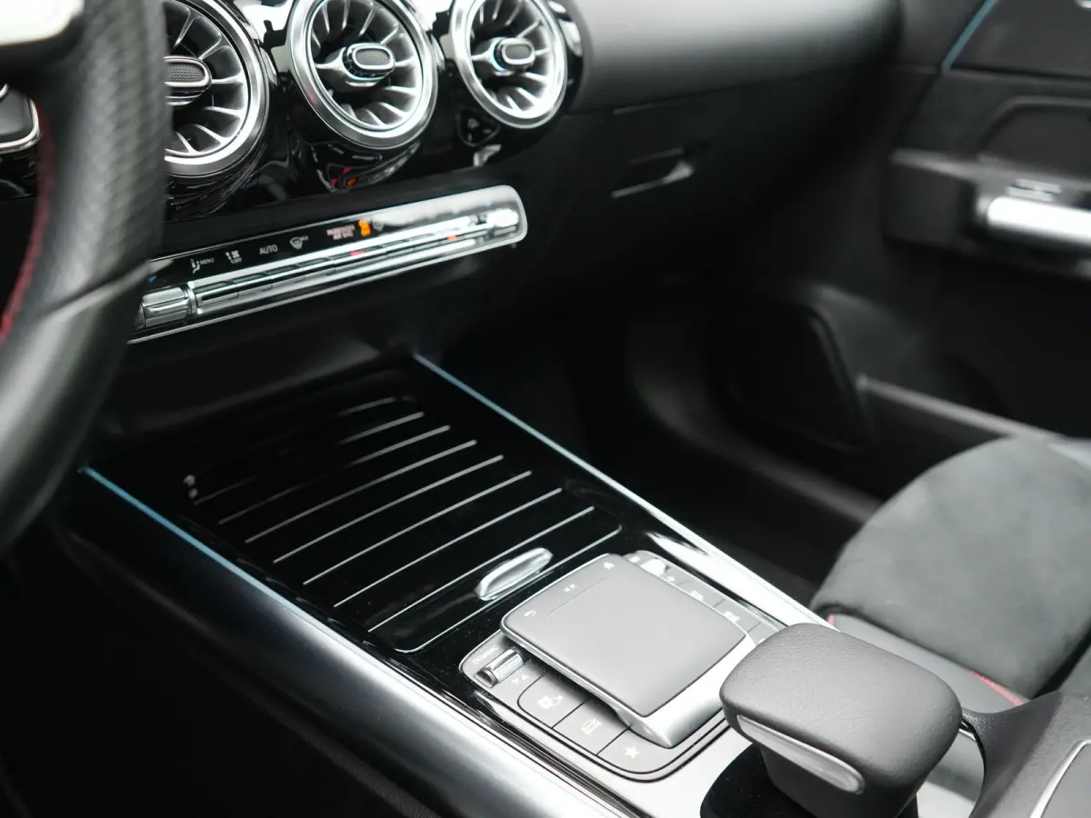 250 e AMG Line PHEV 218pk Dealer O.H | Panodak | Camera | Alcantara Sportstoelen Memory & Verwarmd | Keyless | Apple Carplay | Cruise Control | Sfeerverlichting | Virtual | DAB | Navigatie |