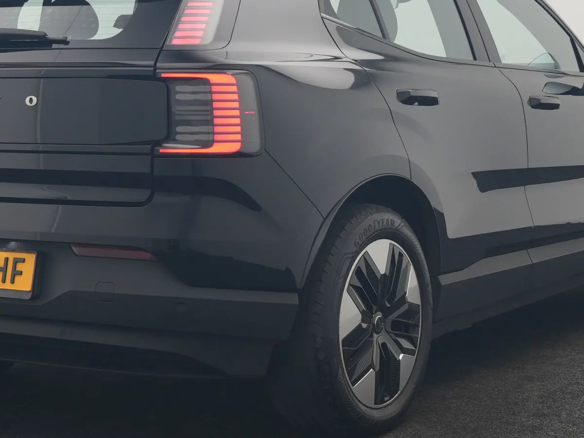 Single Motor Core 51 kWh | Adaptive Cruise | Camera | Stoelen & Stuur Verwarmd | Blis | Apple Carplay | Navigatie | DAB | 18"L.M |