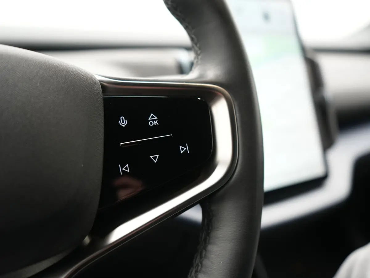 Single Motor Core 51 kWh | Adaptive Cruise | Camera | Stoelen & Stuur Verwarmd | Blis | Apple Carplay | Navigatie | DAB | 18"L.M |
