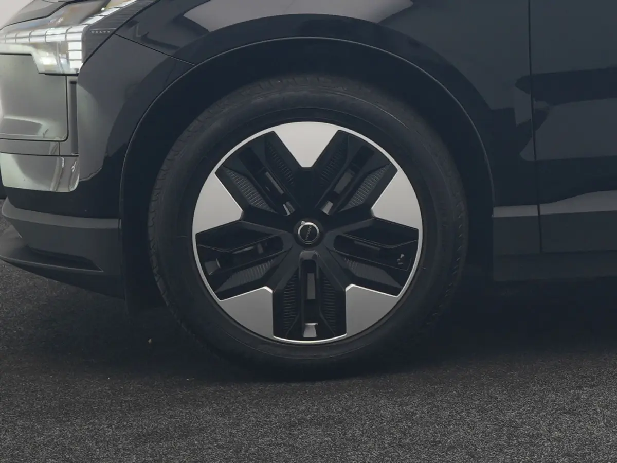 Single Motor Core 51 kWh | Adaptive Cruise | Camera | Stoelen & Stuur Verwarmd | Blis | Apple Carplay | Navigatie | DAB | 18"L.M |