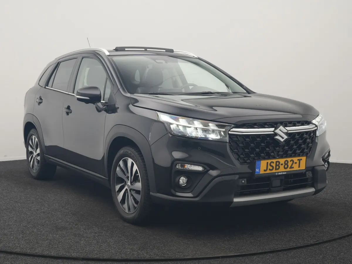 SX4 1.5 AllGrip Style MHEV 115pk Dealer O.H | Panodak | Adaptive Cruise | 360 Camera | Keyless | Sportstoelen Verwarmd | Blis | Apple Carplay | DAB | Navigatie | 17"L.M |