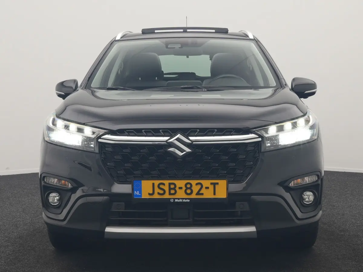 SX4 1.5 AllGrip Style MHEV 115pk Dealer O.H | Panodak | Adaptive Cruise | 360 Camera | Keyless | Sportstoelen Verwarmd | Blis | Apple Carplay | DAB | Navigatie | 17"L.M |