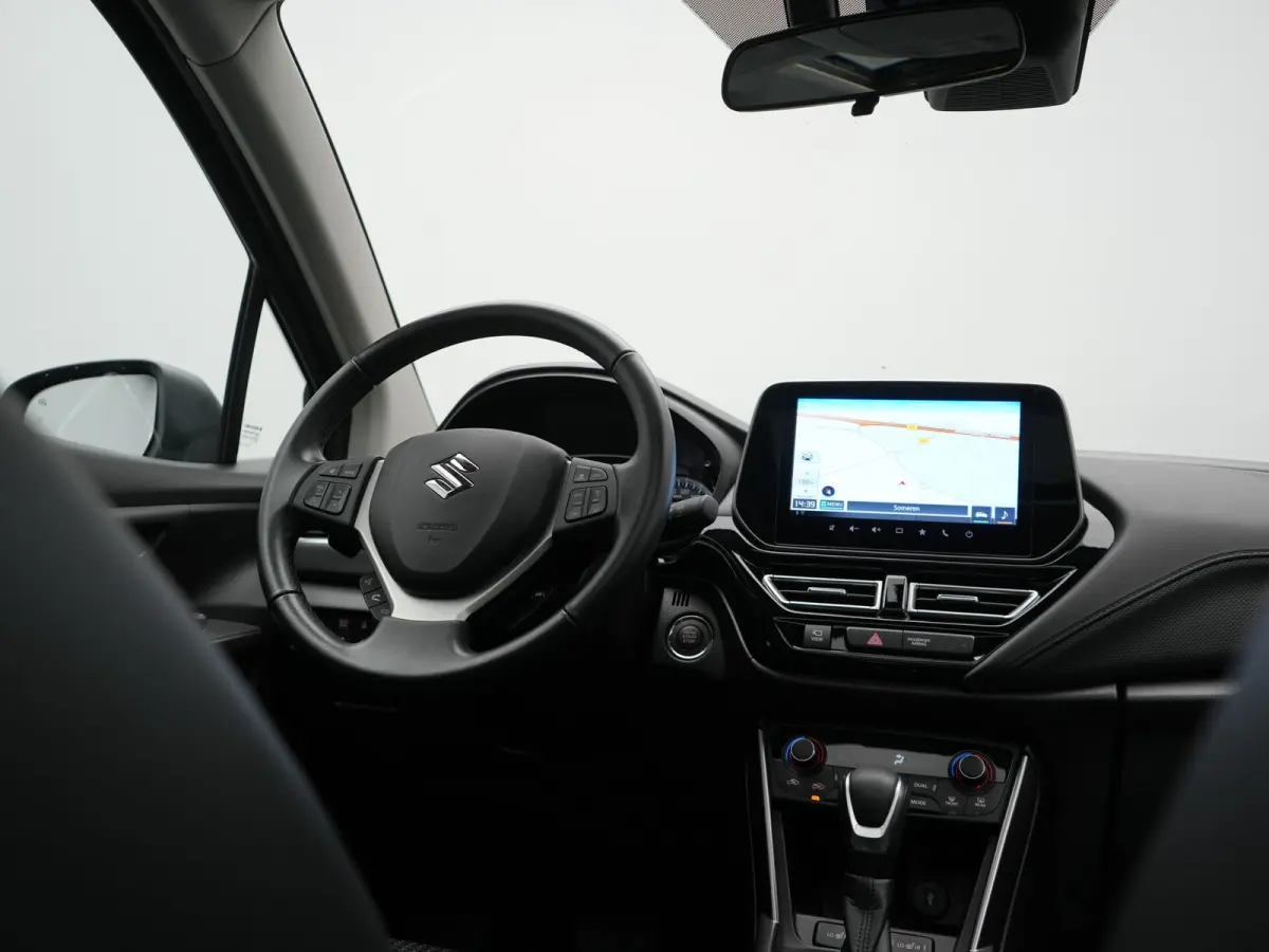 SX4 1.5 AllGrip Style MHEV 115pk Dealer O.H | Panodak | Adaptive Cruise | 360 Camera | Keyless | Sportstoelen Verwarmd | Blis | Apple Carplay | DAB | Navigatie | 17"L.M |