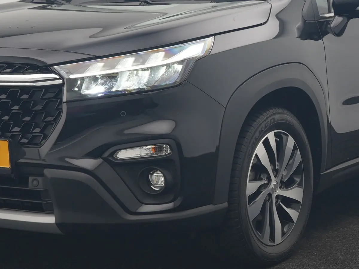 SX4 1.5 AllGrip Style MHEV 115pk Dealer O.H | Panodak | Adaptive Cruise | 360 Camera | Keyless | Sportstoelen Verwarmd | Blis | Apple Carplay | DAB | Navigatie | 17"L.M |
