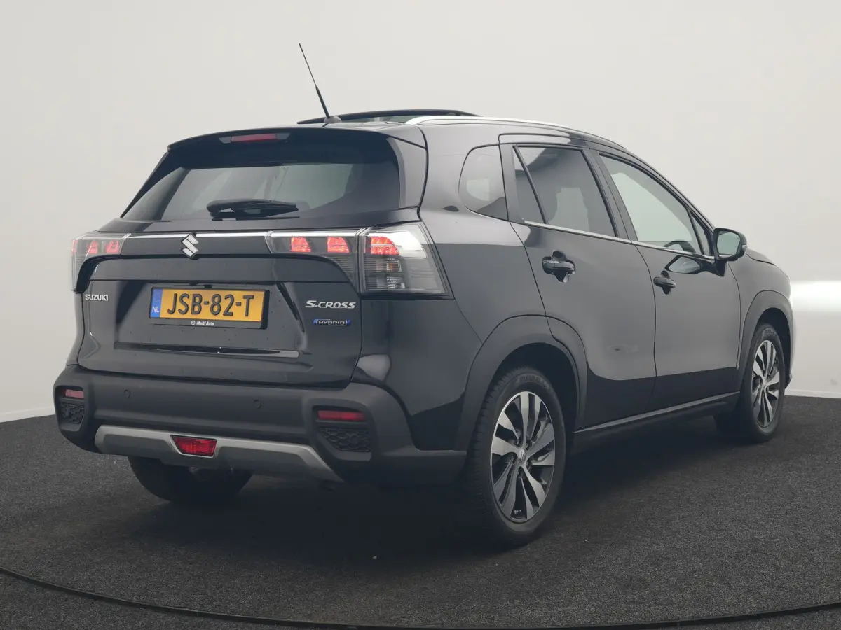 SX4 1.5 AllGrip Style MHEV 115pk Dealer O.H | Panodak | Adaptive Cruise | 360 Camera | Keyless | Sportstoelen Verwarmd | Blis | Apple Carplay | DAB | Navigatie | 17"L.M |