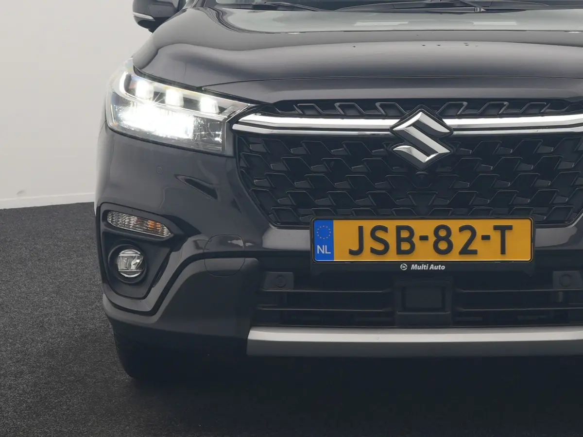 SX4 1.5 AllGrip Style MHEV 115pk Dealer O.H | Panodak | Adaptive Cruise | 360 Camera | Keyless | Sportstoelen Verwarmd | Blis | Apple Carplay | DAB | Navigatie | 17"L.M |