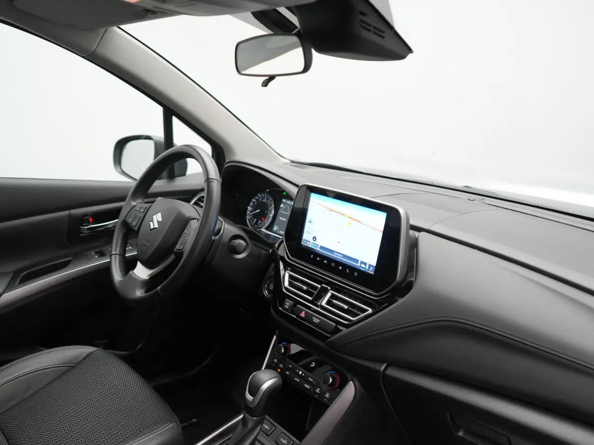 SX4 1.5 AllGrip Style MHEV 115pk Dealer O.H | Panodak | Adaptive Cruise | 360 Camera | Keyless | Sportstoelen Verwarmd | Blis | Apple Carplay | DAB | Navigatie | 17"L.M |