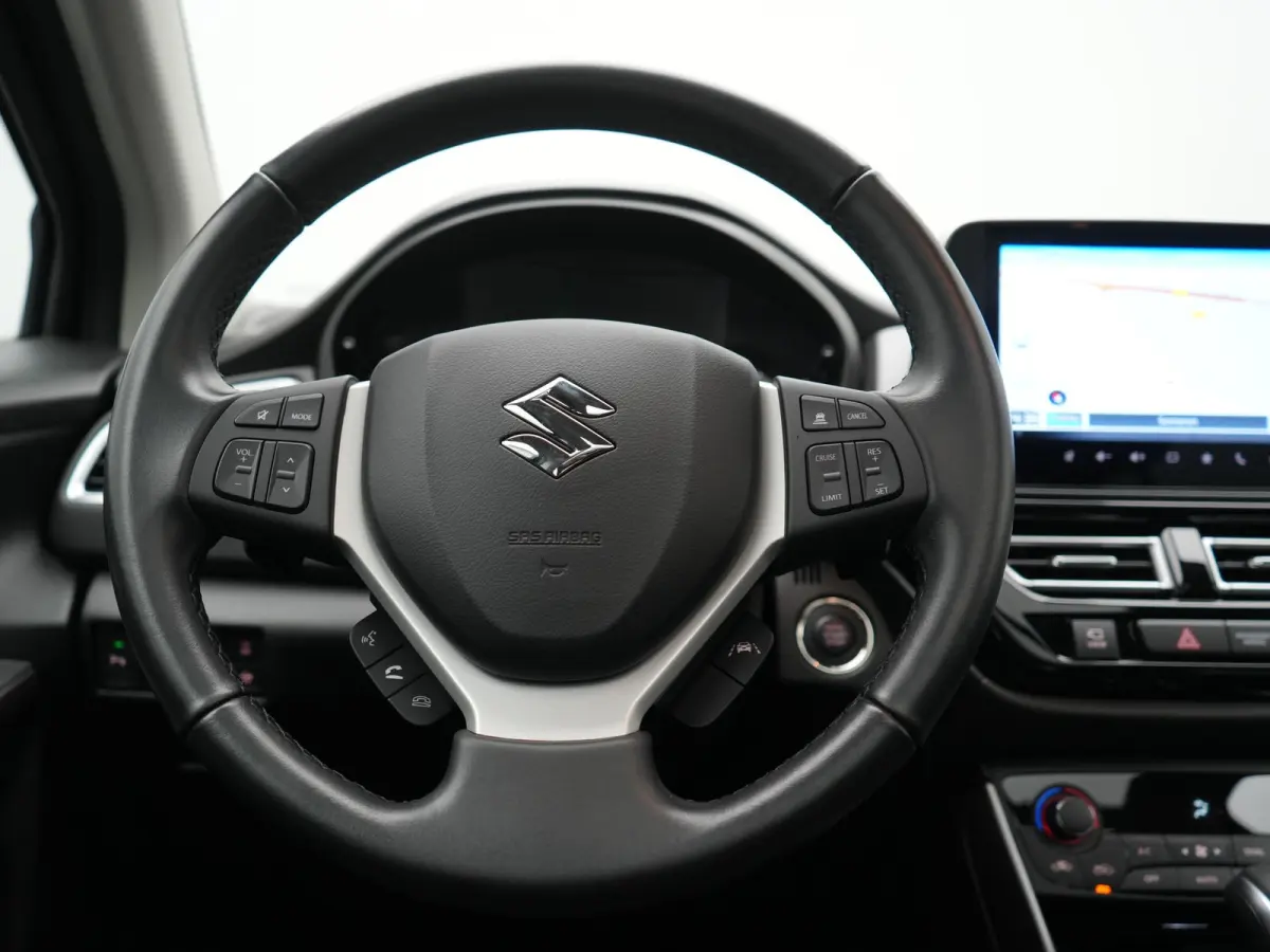 SX4 1.5 AllGrip Style MHEV 115pk Dealer O.H | Panodak | Adaptive Cruise | 360 Camera | Keyless | Sportstoelen Verwarmd | Blis | Apple Carplay | DAB | Navigatie | 17"L.M |