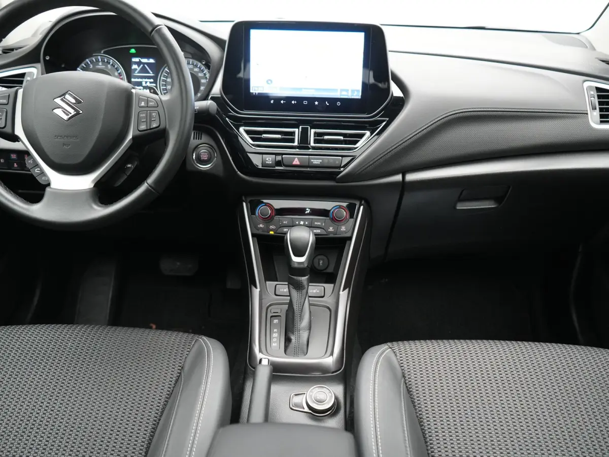 SX4 1.5 AllGrip Style MHEV 115pk Dealer O.H | Panodak | Adaptive Cruise | 360 Camera | Keyless | Sportstoelen Verwarmd | Blis | Apple Carplay | DAB | Navigatie | 17"L.M |