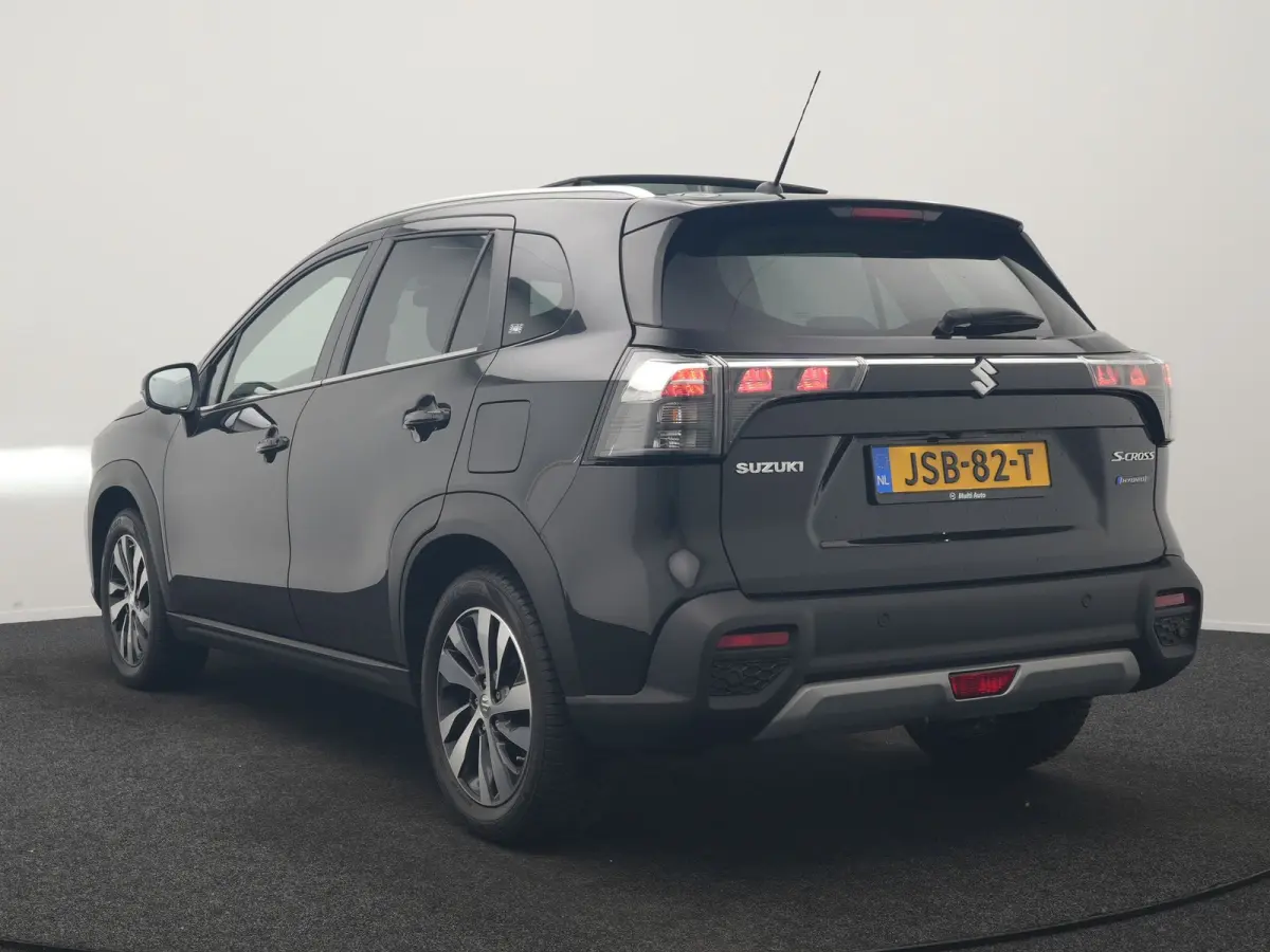 SX4 1.5 AllGrip Style MHEV 115pk Dealer O.H | Panodak | Adaptive Cruise | 360 Camera | Keyless | Sportstoelen Verwarmd | Blis | Apple Carplay | DAB | Navigatie | 17"L.M |