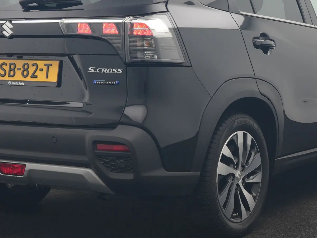 SX4 1.5 AllGrip Style MHEV 115pk Dealer O.H | Panodak | Adaptive Cruise | 360 Camera | Keyless | Sportstoelen Verwarmd | Blis | Apple Carplay | DAB | Navigatie | 17"L.M |