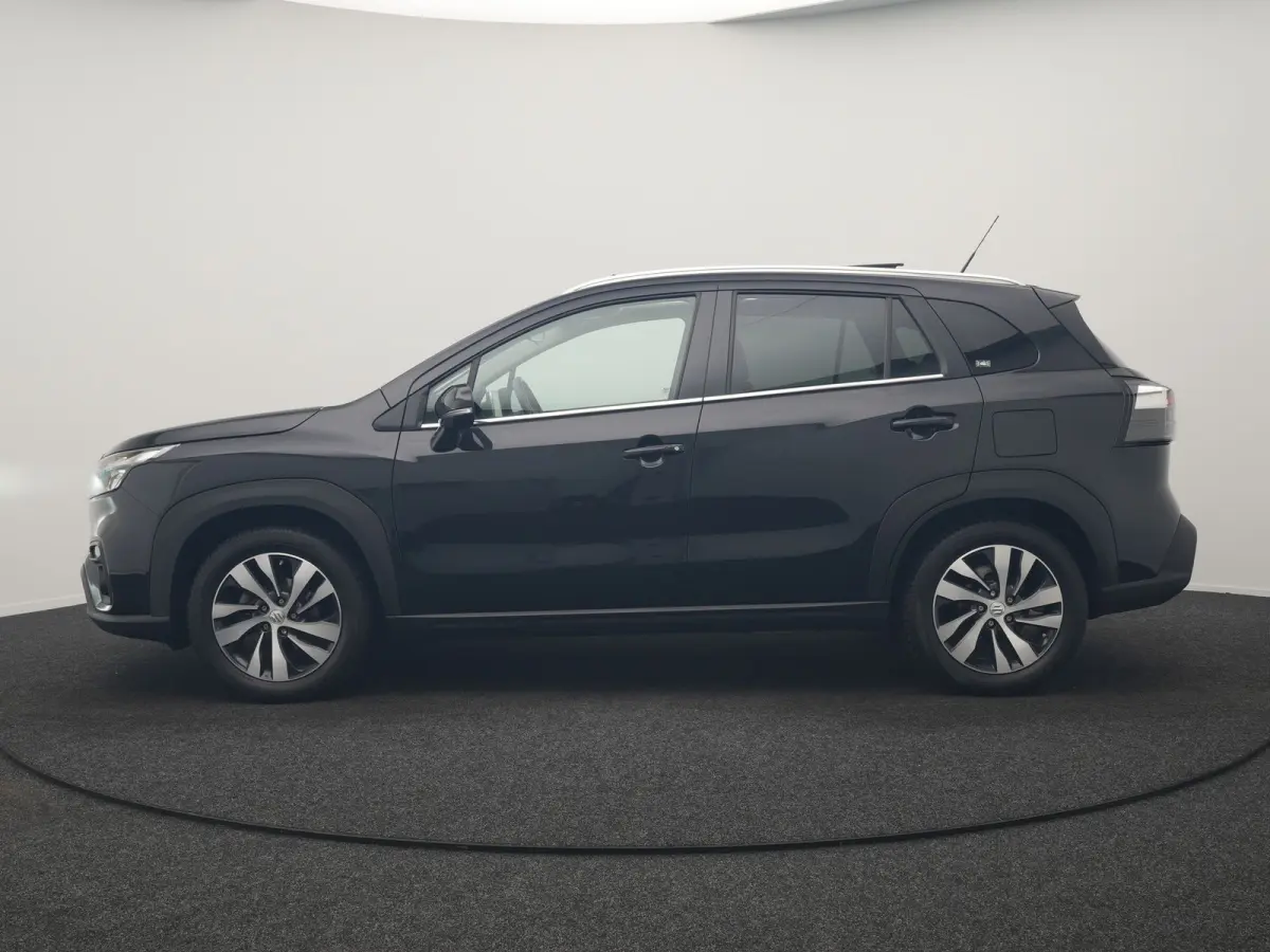 SX4 1.5 AllGrip Style MHEV 115pk Dealer O.H | Panodak | Adaptive Cruise | 360 Camera | Keyless | Sportstoelen Verwarmd | Blis | Apple Carplay | DAB | Navigatie | 17"L.M |