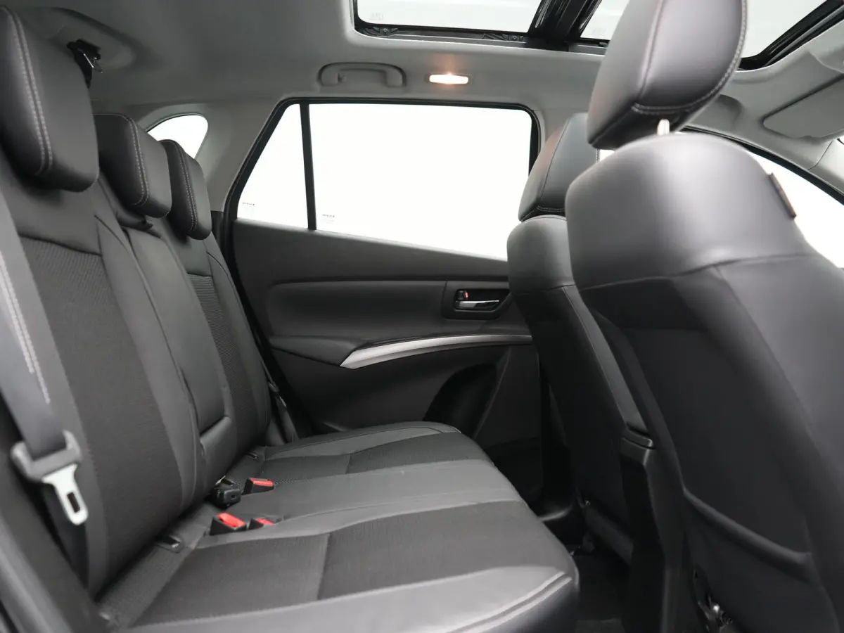 SX4 1.5 AllGrip Style MHEV 115pk Dealer O.H | Panodak | Adaptive Cruise | 360 Camera | Keyless | Sportstoelen Verwarmd | Blis | Apple Carplay | DAB | Navigatie | 17"L.M |