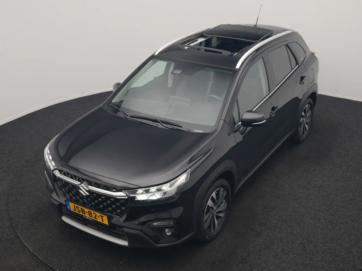 SX4 1.5 AllGrip Style MHEV 115pk Dealer O.H | Panodak | Adaptive Cruise | 360 Camera | Keyless | Sportstoelen Verwarmd | Blis | Apple Carplay | DAB | Navigatie | 17"L.M |
