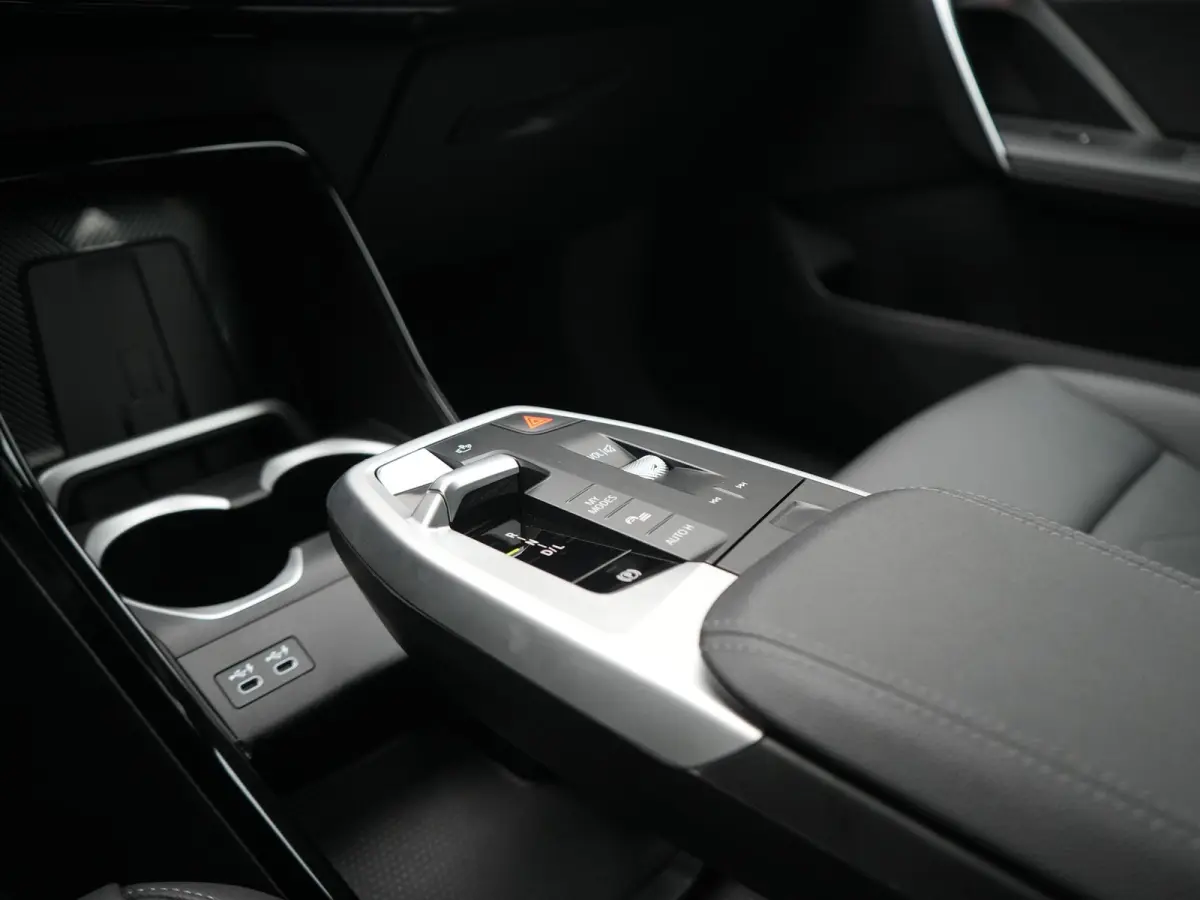 xDrive25e PHEV 245pk Dealer O.H | Trekhaak Af Fabriek | Adaptive Cruise | 360 Camera | Head Up | Harman / Kardon | Sportstoelen Memory & Massage | Stoelen & Stuur Verwarmd | Apple Carplay | 