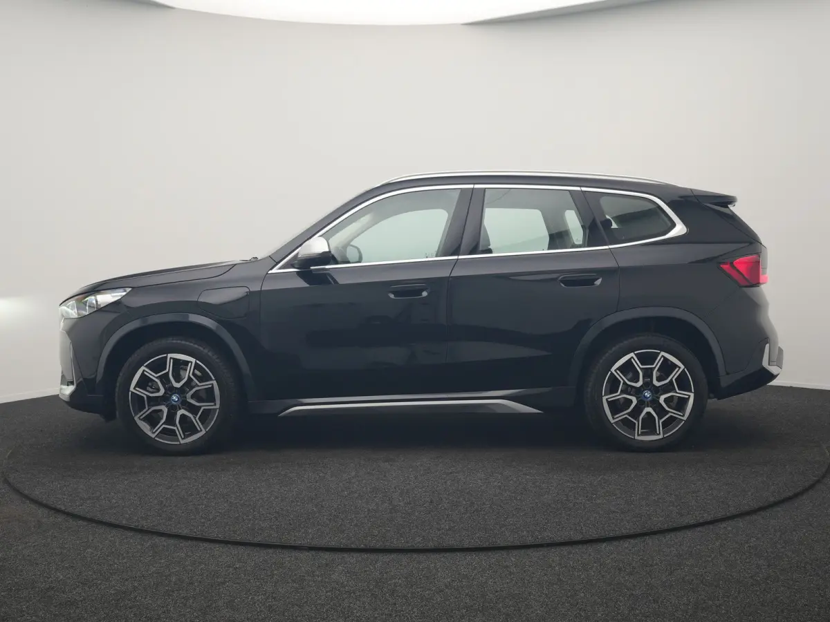 xDrive25e PHEV 245pk Dealer O.H | Trekhaak Af Fabriek | Adaptive Cruise | 360 Camera | Head Up | Harman / Kardon | Sportstoelen Memory & Massage | Stoelen & Stuur Verwarmd | Apple Carplay | 